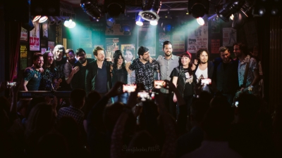 Foto de familia de participantes en el concierto de homenaje a Antonio Vega