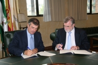 Diego Palacios (izq) y Jose Manuel Roldn, durante la firma