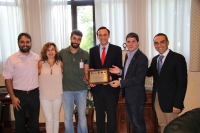 El rector, en el centro conm los vicerrectores y miembros del aula de debate,