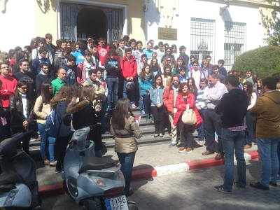 Un momento del minuto de silencio guardado esta maana a la puerta de la Facultad de derecho y CCEE y EE