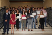 Foto de familia de los alumnos que recibirn la beca del programa.