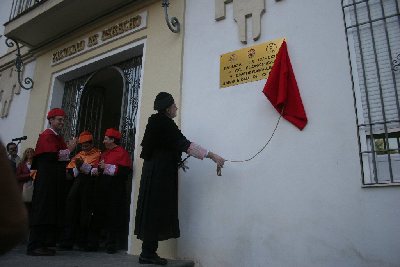 Derecho incorpora su nueva denominacin a la fachada de la Facultad en el acto de graduacin de la primera promocin de licenciados en Administracin y Direccin de Empresas