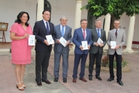 Foto de familia de autoridades asistentes a la presentacin del libro.