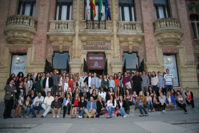 Estudiantes y autoridades universitarias a las puertas del Rectorado