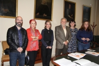 De izquierda a derecha, Luis Medina, Rosa Mara Calaf, Mara del Mar Ramrez, Julio Anguita, Lola Fernndez y Pilar Vergara, minutos antes de empezar las deliberaciones  