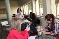 La responsable de la investigacin, Eva Romera, posa junto a varias alumnas de la Facultad de Ciencias de la Educacin 