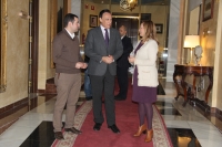 En el centro, el rector conversa con los candidatos socialistas al Senado y el Congreso, Jos Manuel Marmol y M Jess Serrano.