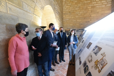 De izquierda a derecha, Alicia Córdoba, directora del Archivo Histórico Provicnial de Córdoba, Julián Hurtado de Molina, presidente del Instituto Andaluz de los Castillos, Javier López Rider, investigador de la UCO, Ricardo Córdoba de la Llave, decano de la Facultad de Filosofía y Letras y director del grupo de investigación Meridies, José Carlos Gómez Villamandos, rector de la UCO, y Cristina Casanueva, delegada territorial en Córdoba de la Delegación de Cultura y Patrimonio Histórico de la Junta de Andalucía.