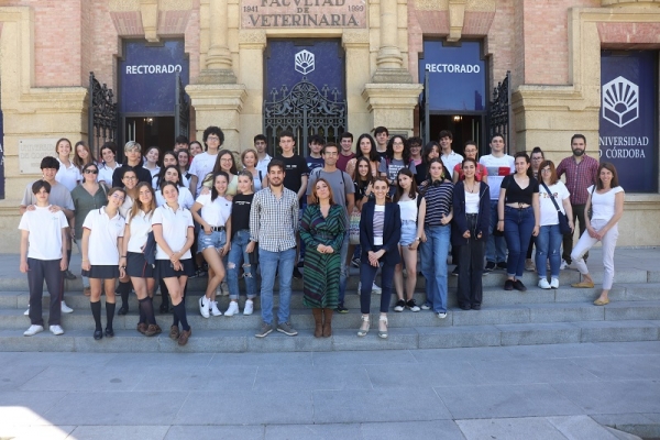 La vicerrectoras de Igualdad de la UGR y la UCO, Marga Sánchez y Sara Pinzi, junto al alumnado que ha participado en la primera sesión de &#039;Lee Ciencia&#039;.