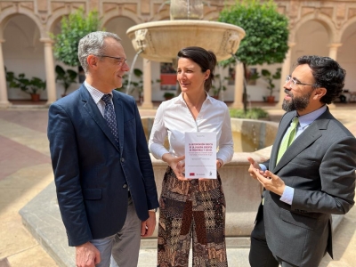 La autora de la monografía, Teresa Acosta, junto a sus directores Manuel Izquierdo Carrasco y Antonio Bueno Armijo