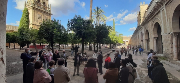 Instantánea tomada durante el Paseo Matemático guiado por el profesor Álvaro Martínez