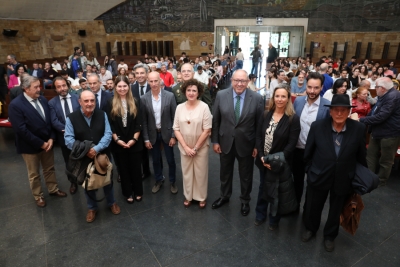 Autoridades y ponentes antes de comenzar el acto de conmemoración de &#039;El Hombre y la Tierra&#039;