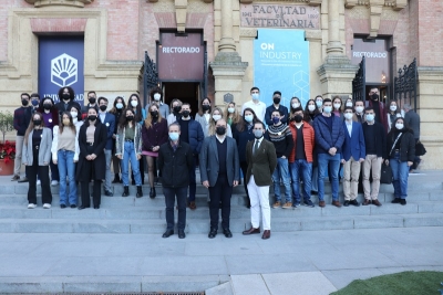 Foto de familia de los participantes del VI Congreso de Investigadores Noveles, en la fachada principal del Rectorado de la UCO