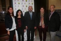 Genive Abd ( segunda por la izq) junto a representantes universitarios y de Casa rabe