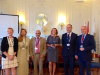 Anabel Carrillo, en el centro, junto a profesores y participantes en el curso de la UIMP