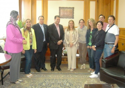 A la izq. el equipo de investigacion de la Universidad de Alejandra, a la dcha ( comenzando por el exterior) los profesores de la UCO Fernando Fuentes, Sandra Snchez, Jos Mara Cerezo, Ana Castillo y Julia Nez