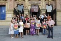 Autoridades acadmicas y premiados frente a la puerta del Rectorado