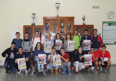 Deportistas de la Facultad de Ciencias de la Educacin junto a las autoridades en el hall del centro.