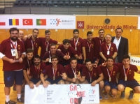 El equipo junto al Rector, con el trofeo y las medallas.