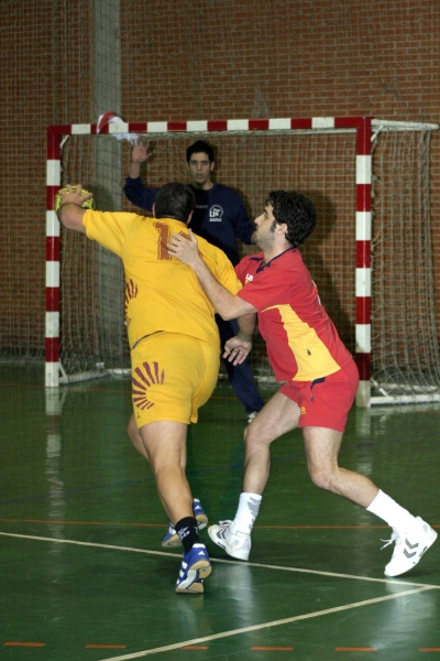 Un jugador de la UCO ensaya el tiro contra la puerta de la UPO