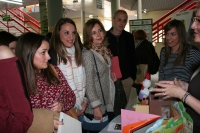 Esther Ruiz, Rosario Mrida y Juan Antonio Moriana durante la visita a los stands instalados en la Facultad de Ciencias de la Educacin.