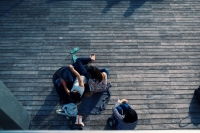 Grupo de adolescentes durante su tiempo de ocio (Unsplash) 