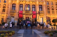 Fotografía institucional de las autoridades junto con una representación del personal investigador de la Universidad de Córdoba