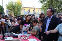 El rector de la UCO, José Carlos Villamandos, visita uno de los stands durante la Feria de los Ingenios 2019.